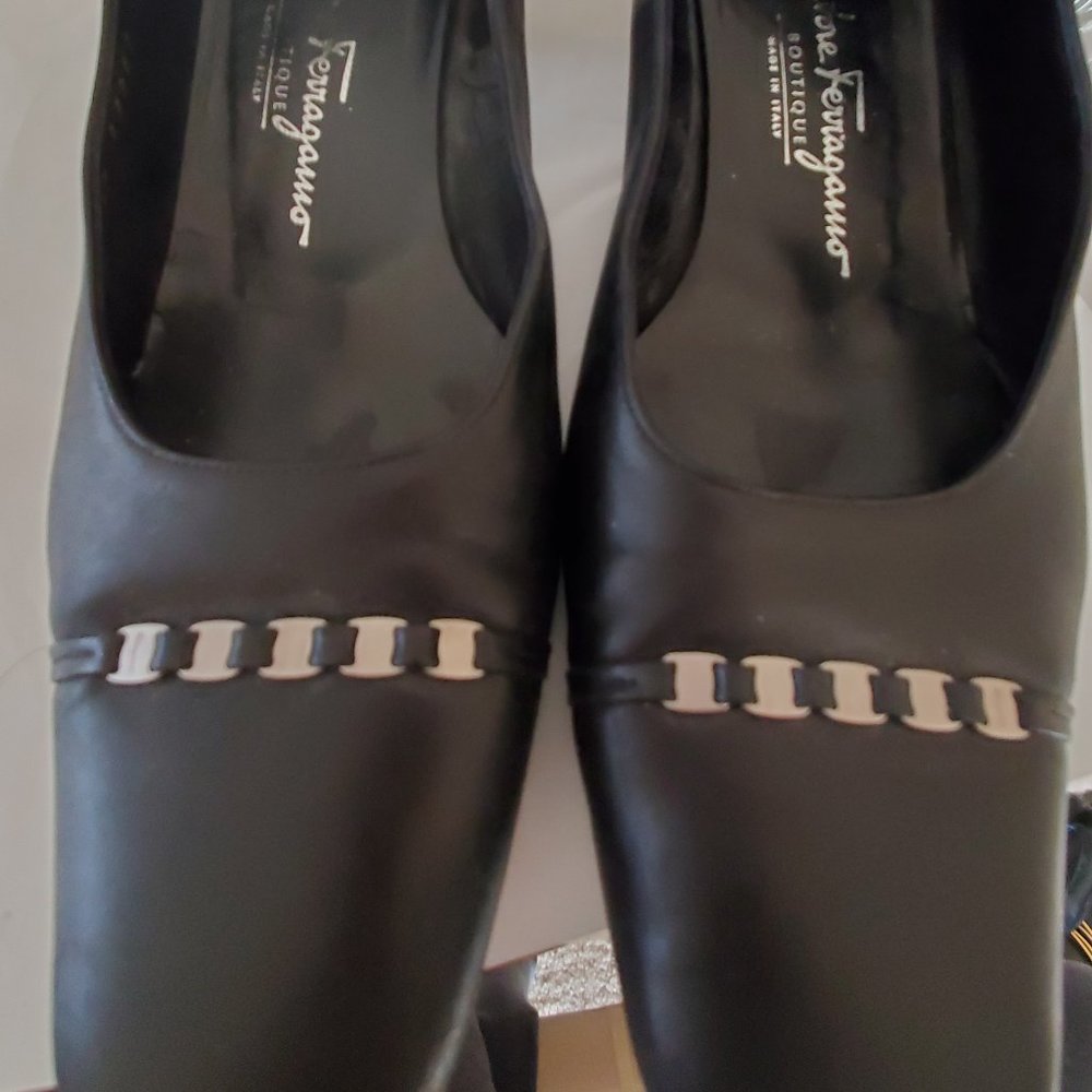 Classy Salvatore F. leather pumps with low heels- 6.5